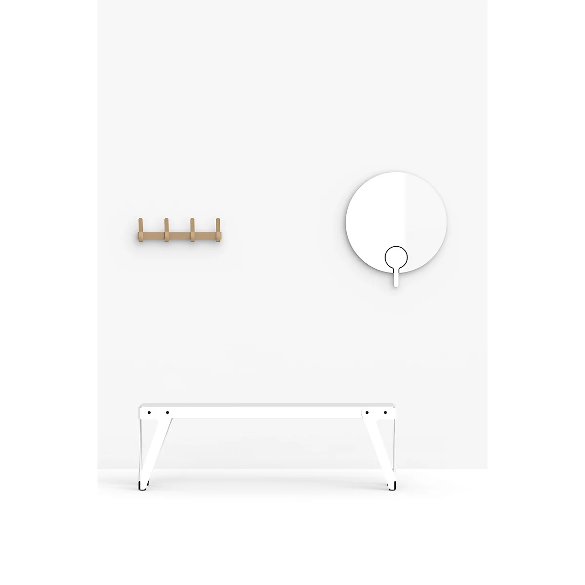 Couloir blanc avec porte-manteaux, miroir et banc contre un mur blanc.