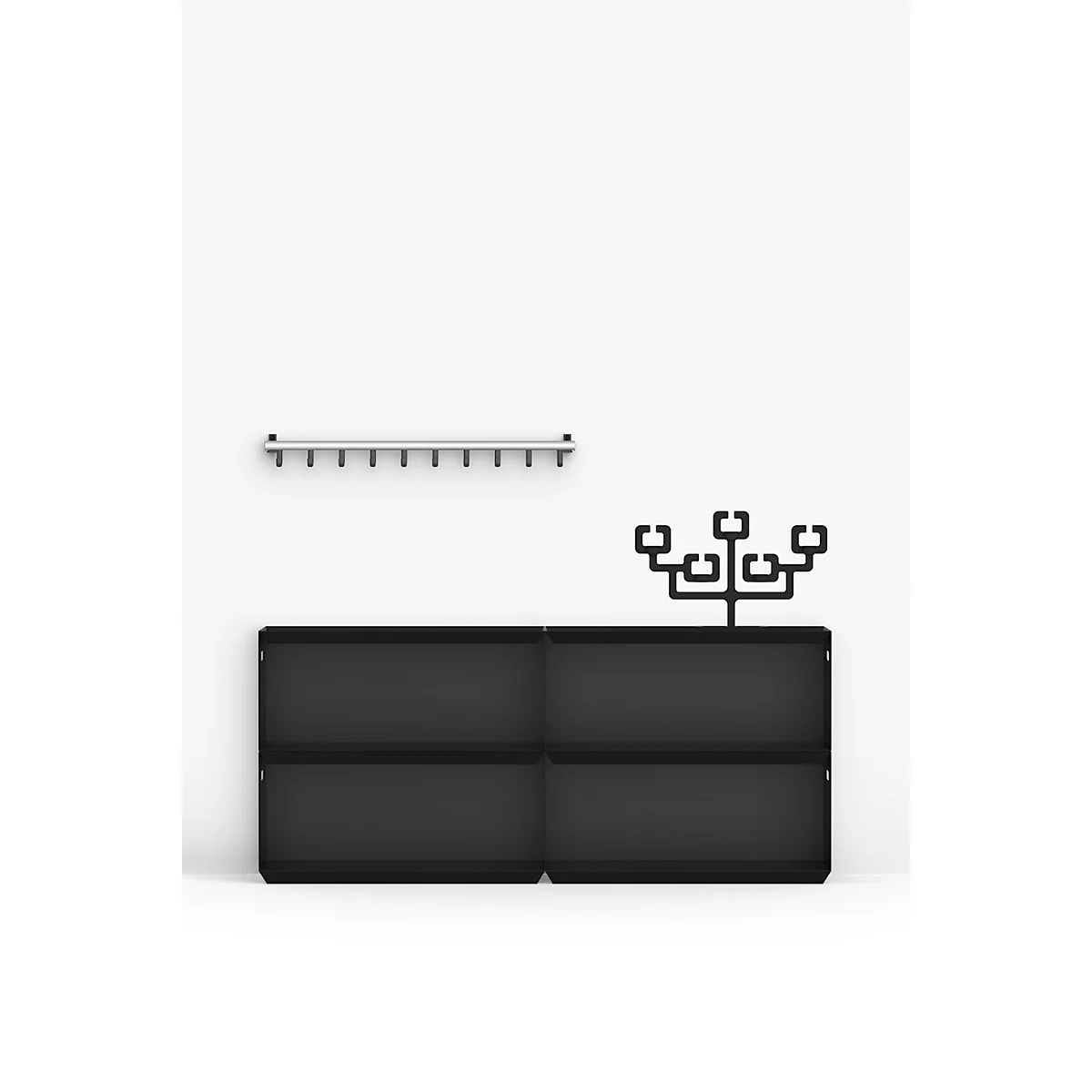 Étagère noire à quatre compartiments, barre à crochets et décoration au-dessus.