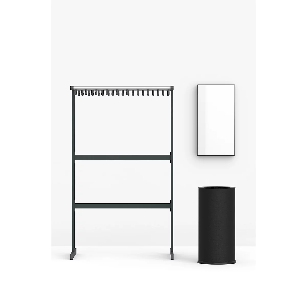 Un portant en métal sur fond blanc. Également un cadre blanc et un conteneur cylindrique noir.