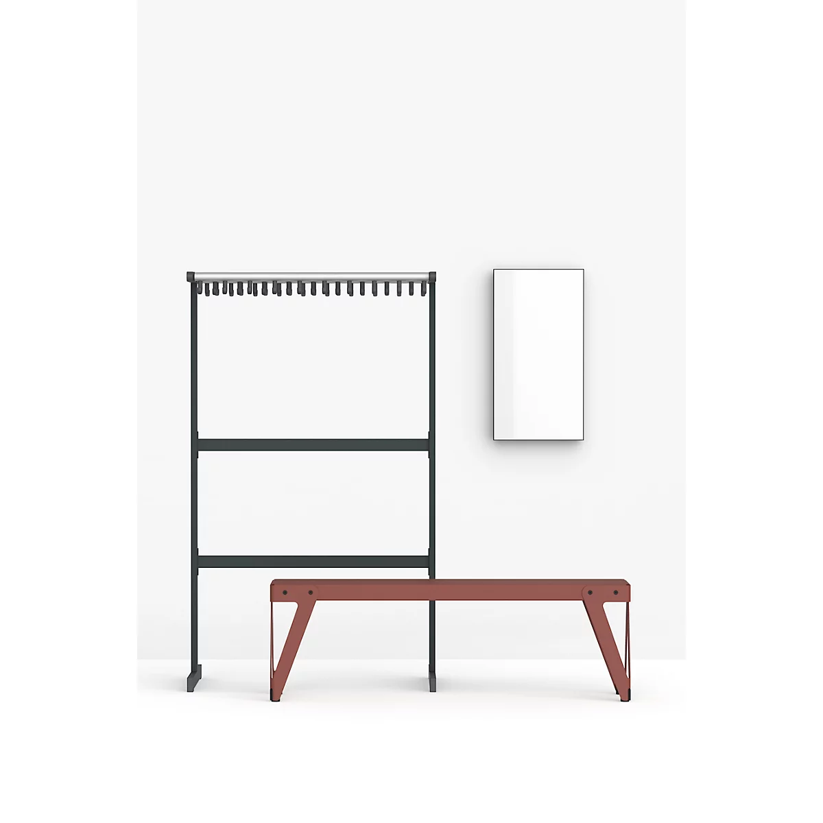 Porte-manteau, banc et étagère blanche devant un mur blanc.