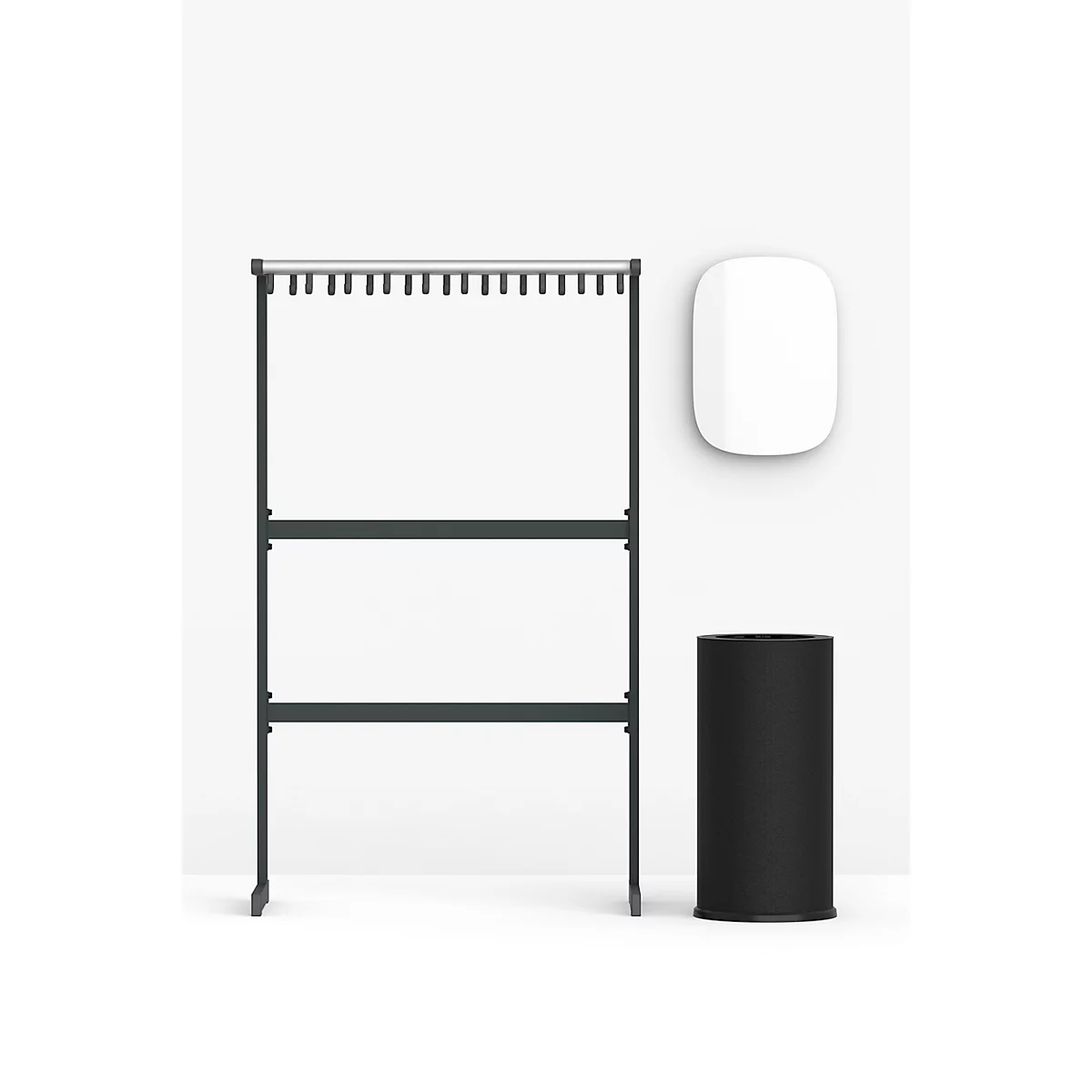Porte-vêtements gris avec deux étagères, poubelle noire et miroir mural blanc.
