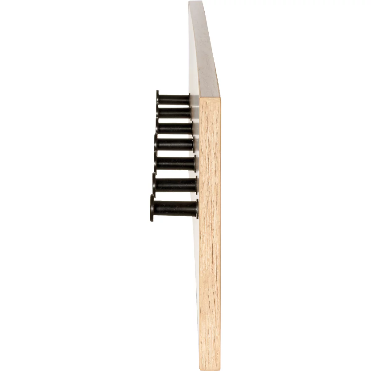 Gros plan d'un pied en bois avec chevilles et vis.