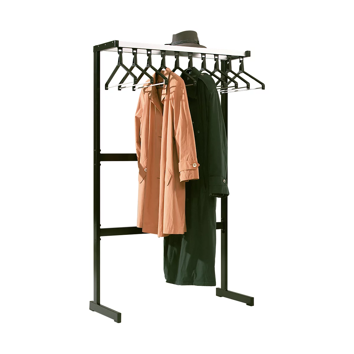 Porte-vêtements avec des vêtements, dont un manteau rose et un manteau vert foncé, ainsi qu'un chapeau.