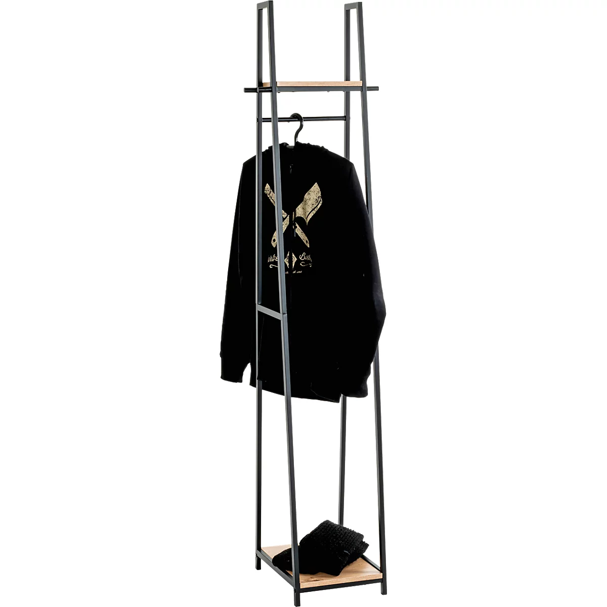 Veste noire sur un porte-manteau. Vêtements noirs pliés en dessous. Le support est en métal avec des étagères en bois.