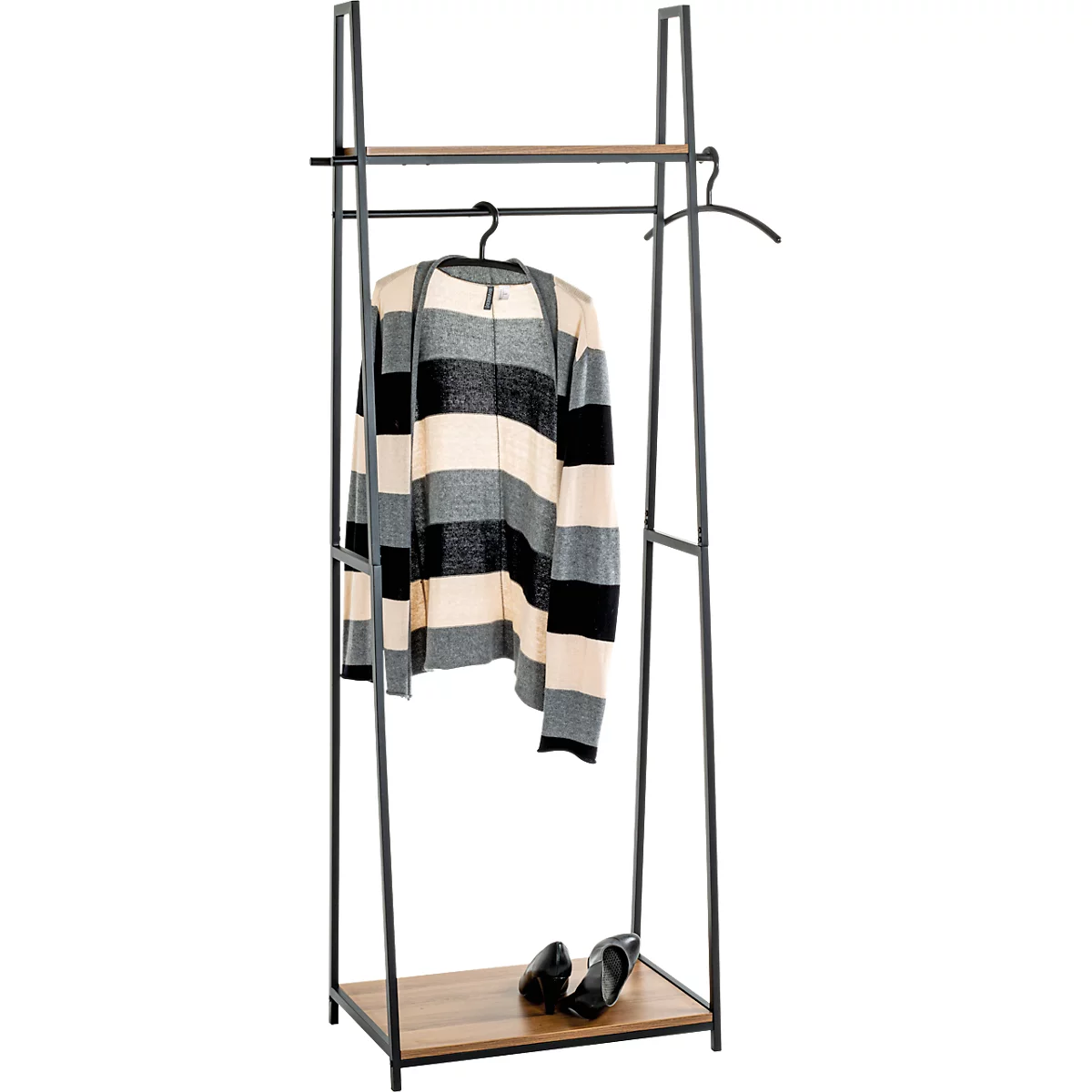 Porte-vêtements avec vêtements et chaussures. Structure métallique, étagères en bois. Un cardigan rayé est suspendu au cintre.