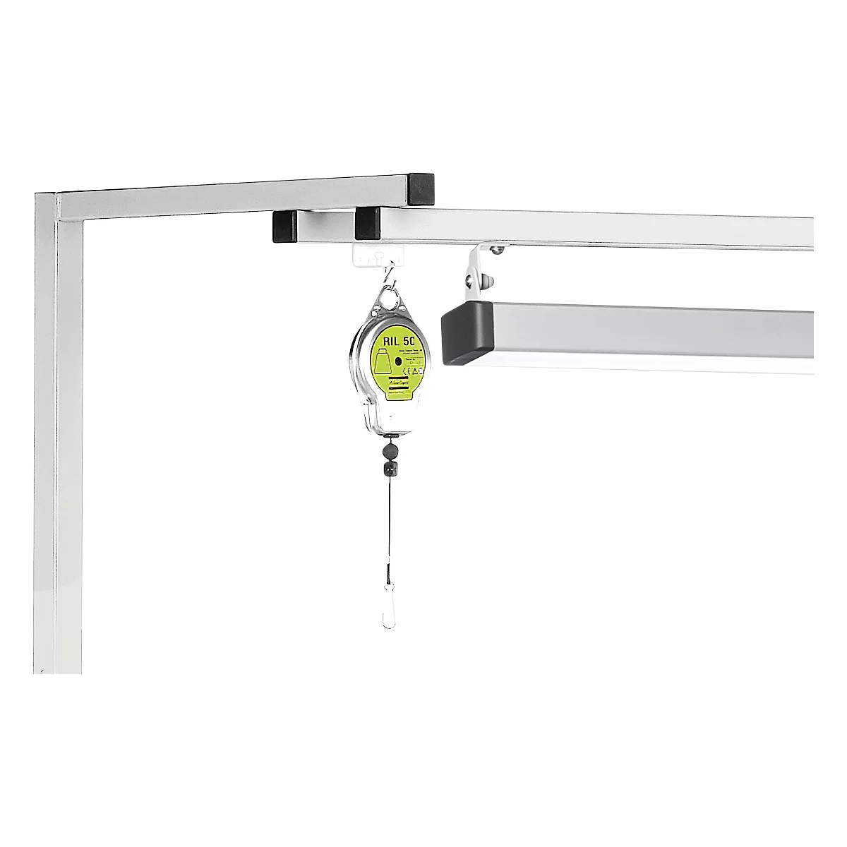 Un équilibreur d'outils avec un bouclier vert fixé à une barre argentée. Des éléments noirs accentuent le cadre argenté.