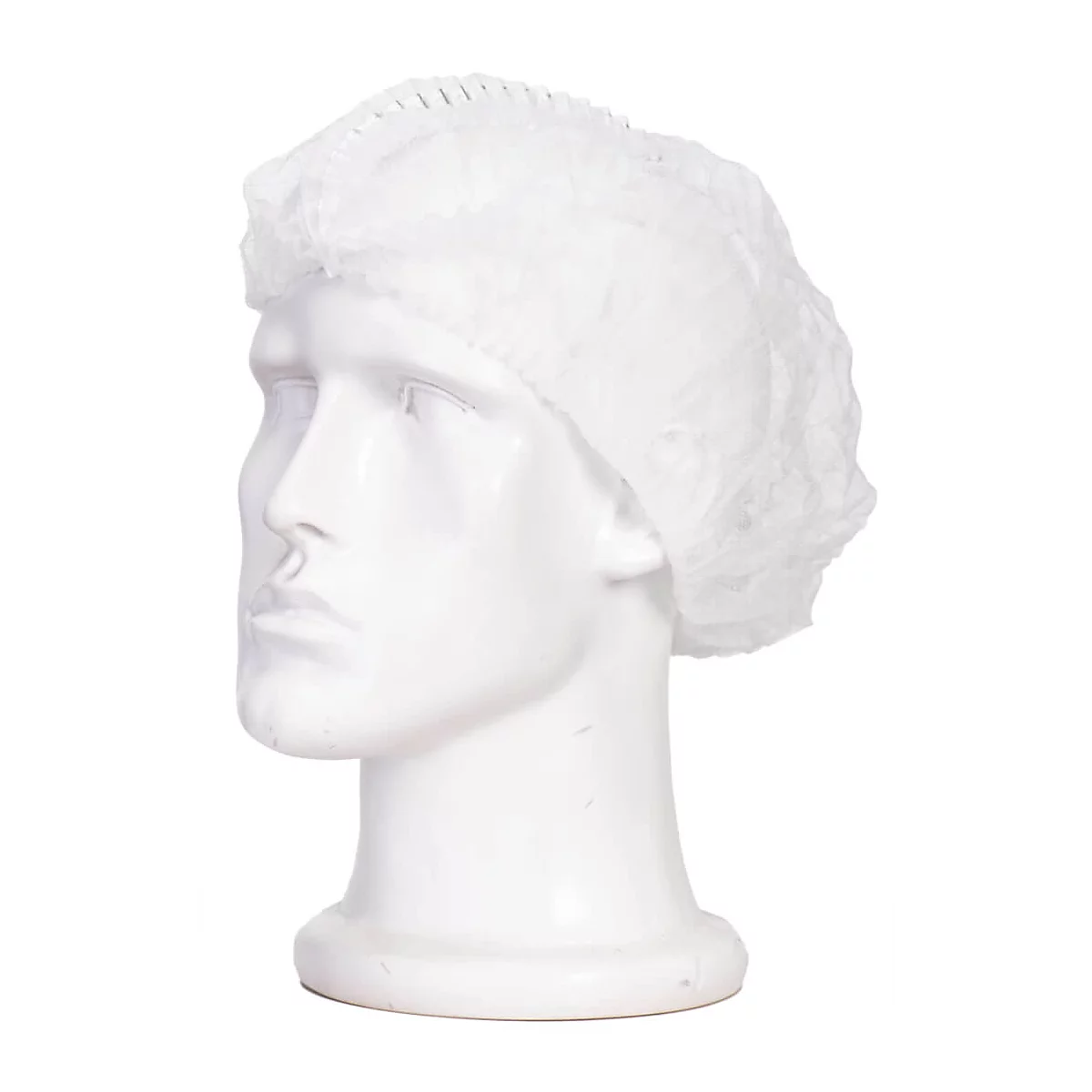 Coiffe blanche sur un buste blanc. La coiffe est en tissu aéré.