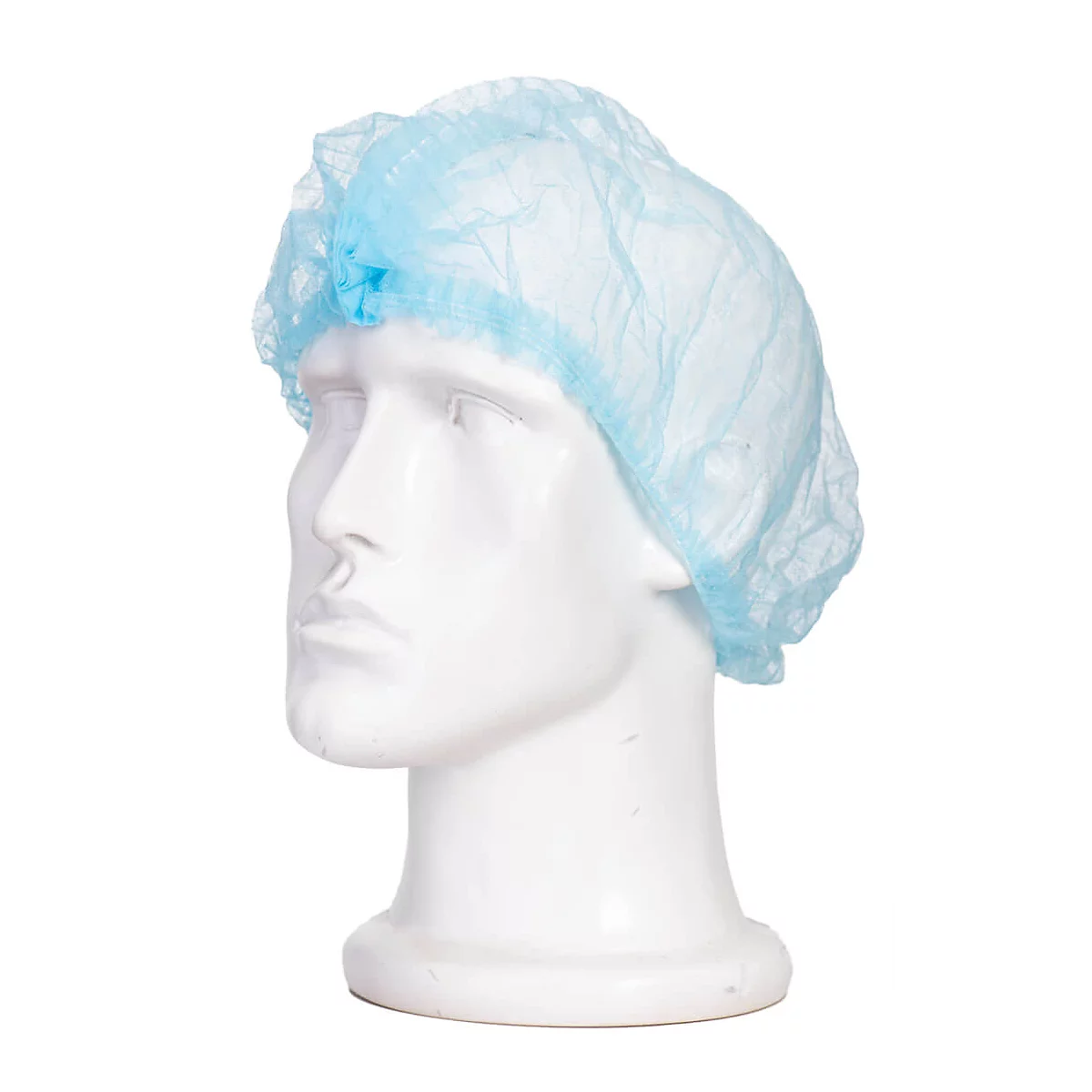 Un bonnet chirurgical bleu clair sur une tête de mannequin blanche, sur fond blanc.