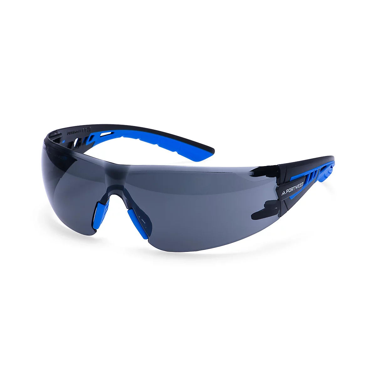 Schutzbrille, schwarz und blau, mit getönten Gläsern, vor weissem Hintergrund.