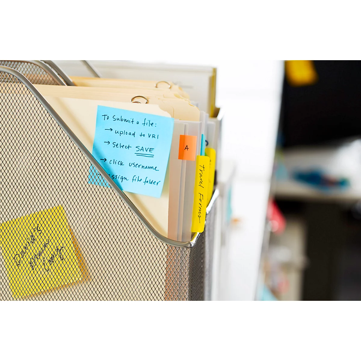 Fichiers dans un panier en fil de fer. Les instructions et les notes sont sur des post-it.