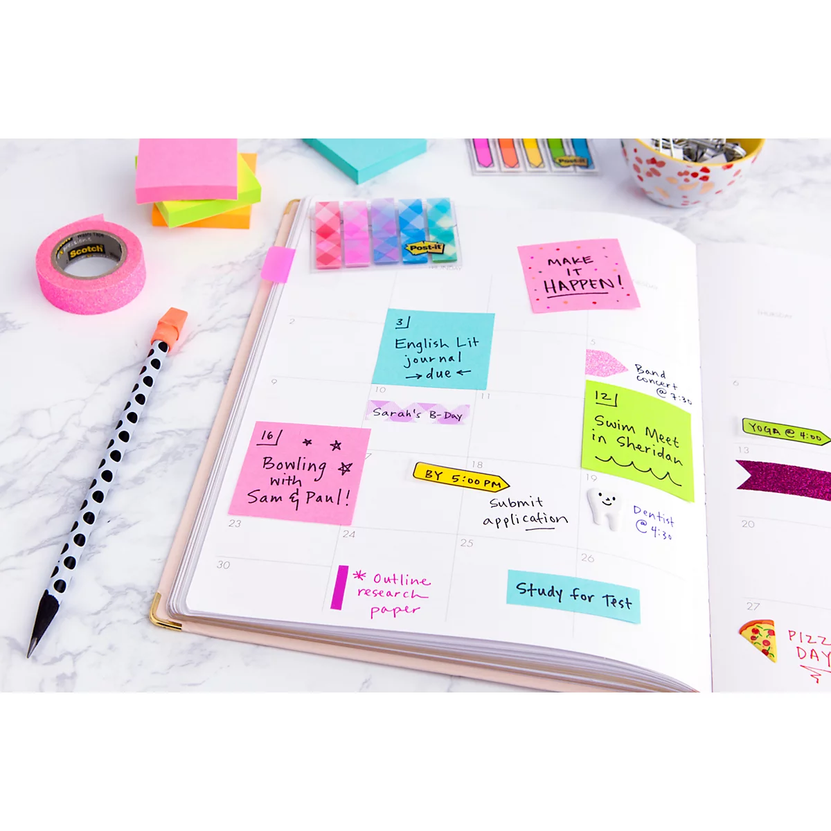 Gros plan d'un carnet ouvert avec des post-it avec des textes comme 'Bowling', 'English' et 'Study for Test'.