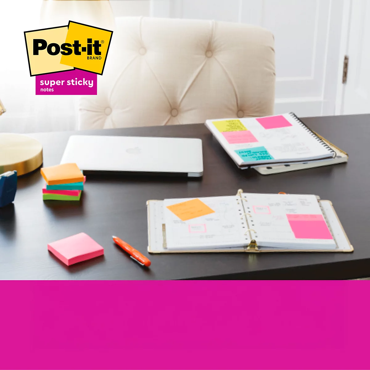 Gelber Post-it-Block neben Notizzetteln in Pastellfarben.