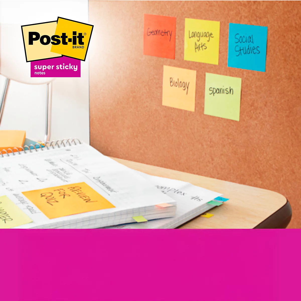 Schreibtisch mit Notizen: Geometrie, Spanisch, Biologie, Soziologie, Französisch, Notizbuch und Post-it Zettel.
