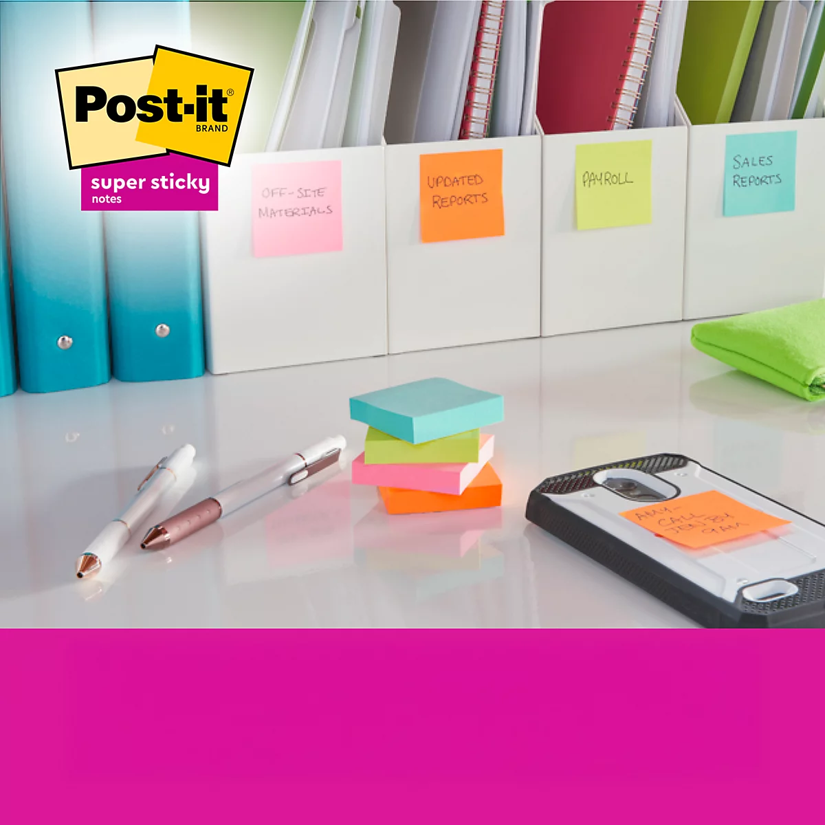 Post-it-Haftnotizen auf Schreibtisch. Gelbe, orange, grüne und pinkfarbene Zettel; daneben Stifte und Handy.