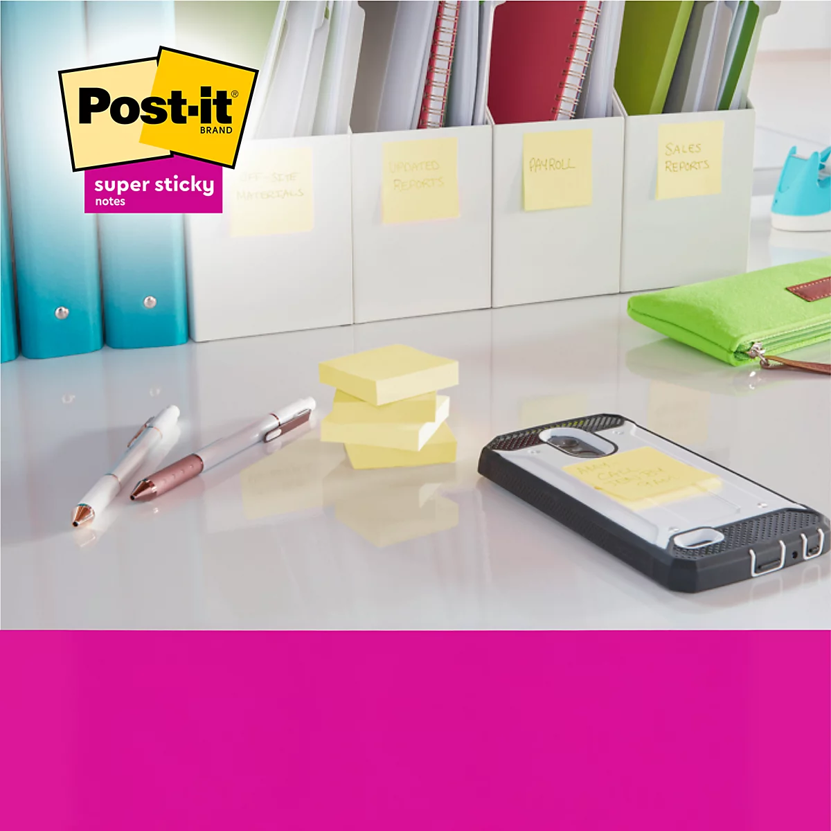 Schreibtisch mit Post-it-Notizen, Stiften und einem Telefon mit Notiz. Im Hintergrund Aktenordner und eine grüne Geldbörse.
