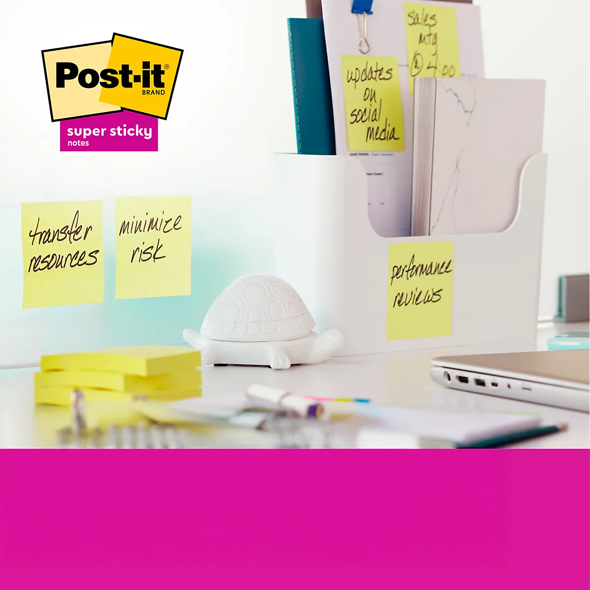 Büro-Schreibtisch mit Post-it-Zetteln, Notizen mit Schriftzügen, Stifthalter, Schildkröten-Dekor und Laptop.