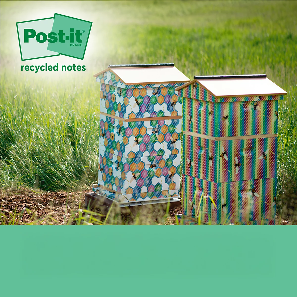 Zwei Bienenkörbe mit Post-it-Notizen dekoriert auf einer Wiese; Post-it-Logo links oben, Text: recycled notes.