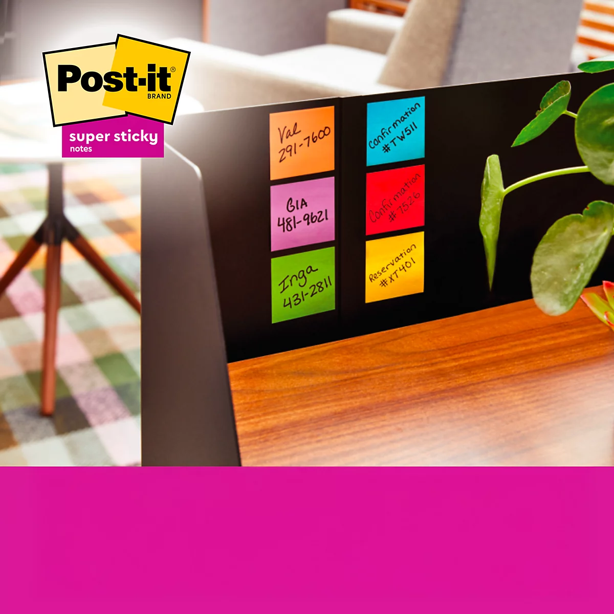 Auf einer schwarzen Tafel kleben bunte Post-it Zettel mit Notizen: Namen, Telefonnummern, Termine. Im Hintergrund Möbel, eine Pflanze.