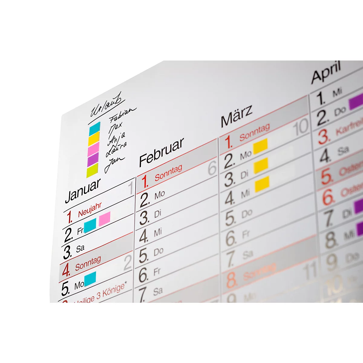 Gros plan sur un calendrier indiquant les mois de janvier, février, mars et avril. Les entrées sont codées par couleur. Inscriptions : "Dimanche", "Nouvel An", "Vendredi saint".