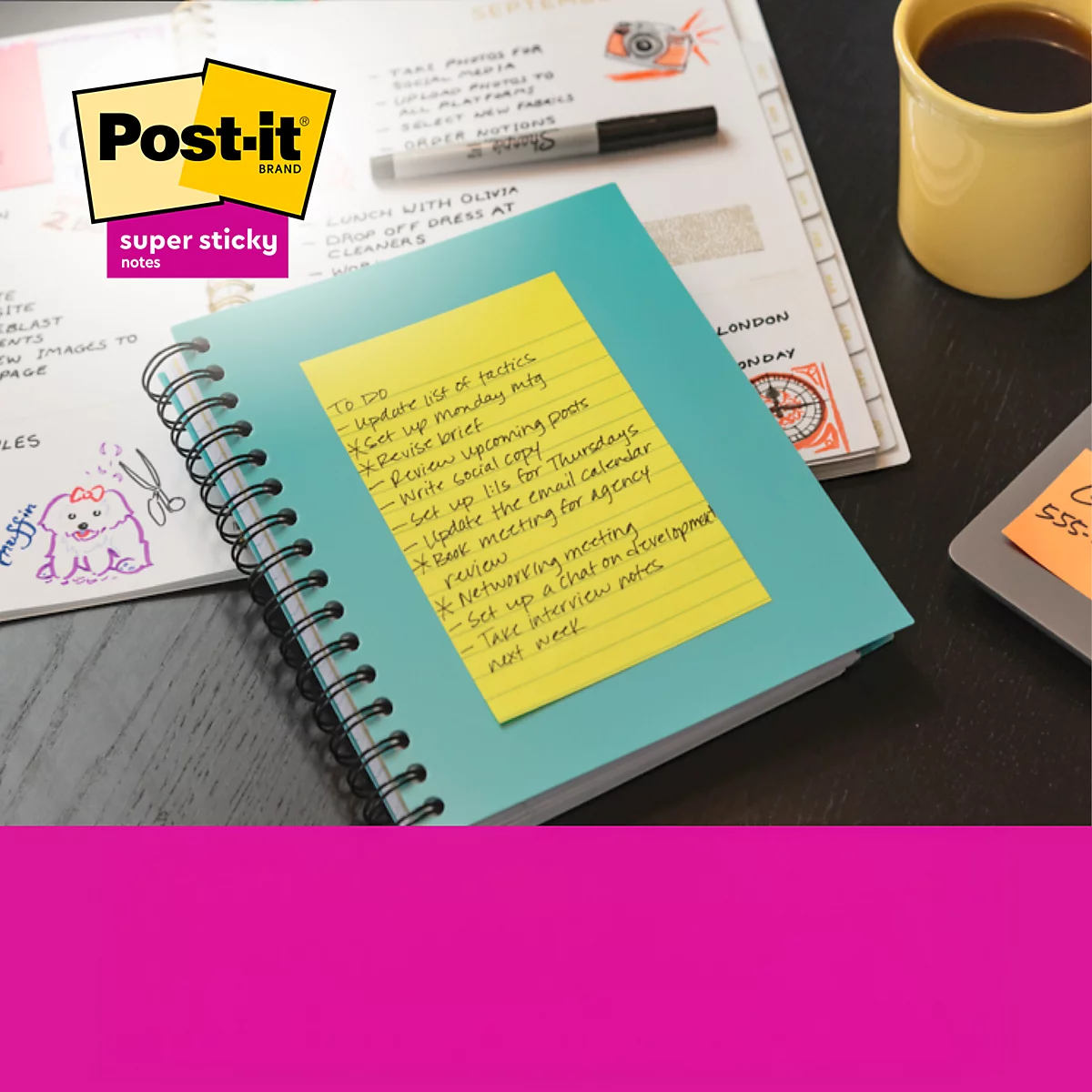 Une personne écrit des notes sur un Post-it jaune collé à un ordinateur portable. Plusieurs carnets et des notes adhésives sont dans la scène.