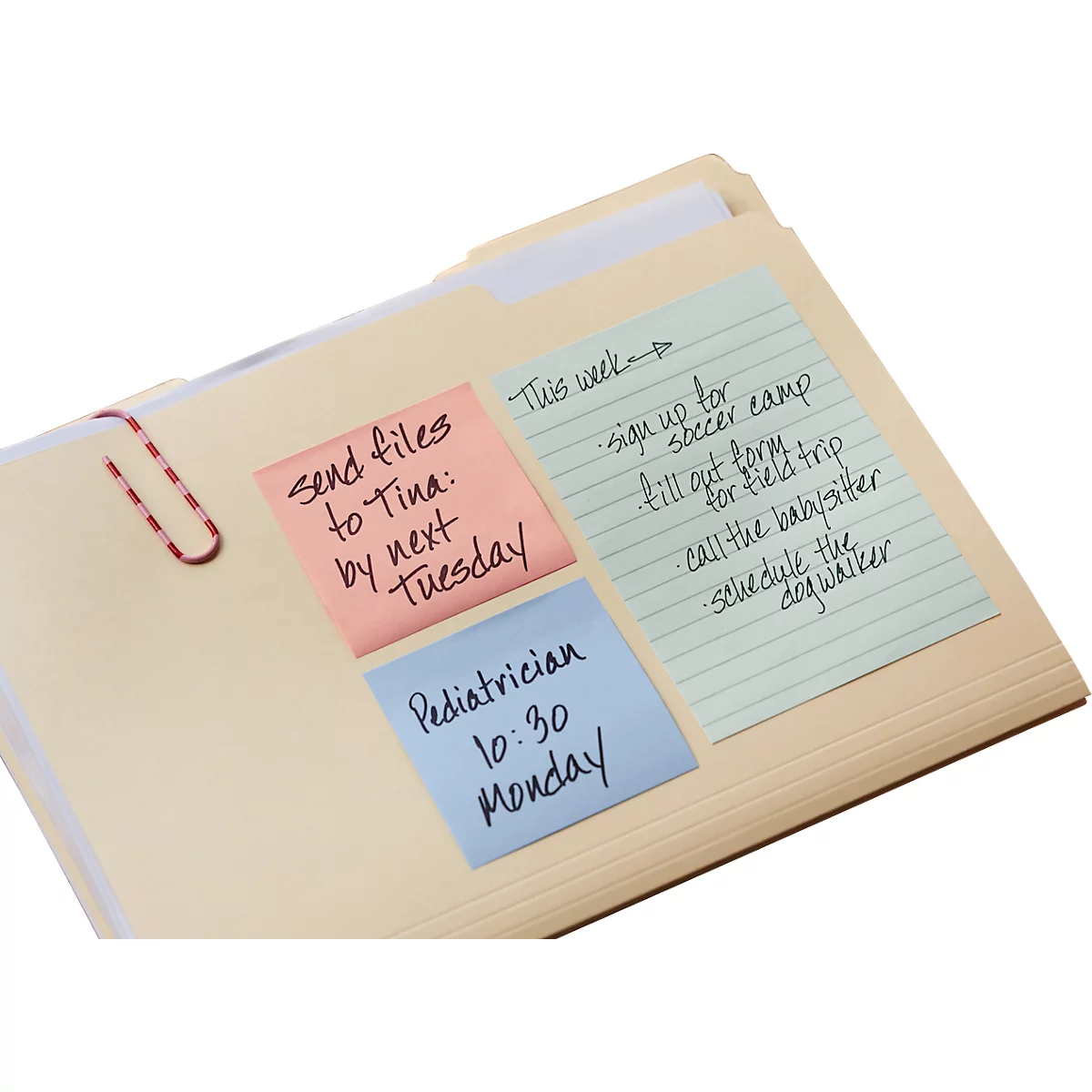 Dossier avec des post-it : "Envoyer les fichiers à Tina", "Rendez-vous pédiatre", "Cette semaine : s'inscrire au camp de foot".