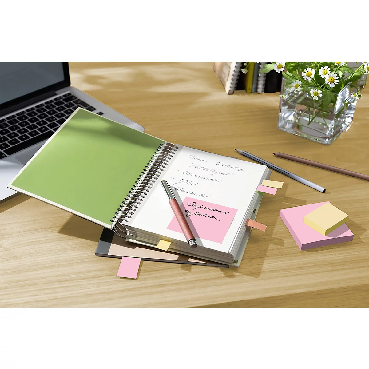 Un dossier beige avec des post-it affichant des listes de tâches. Un trombone rouge maintient le coin du dossier.