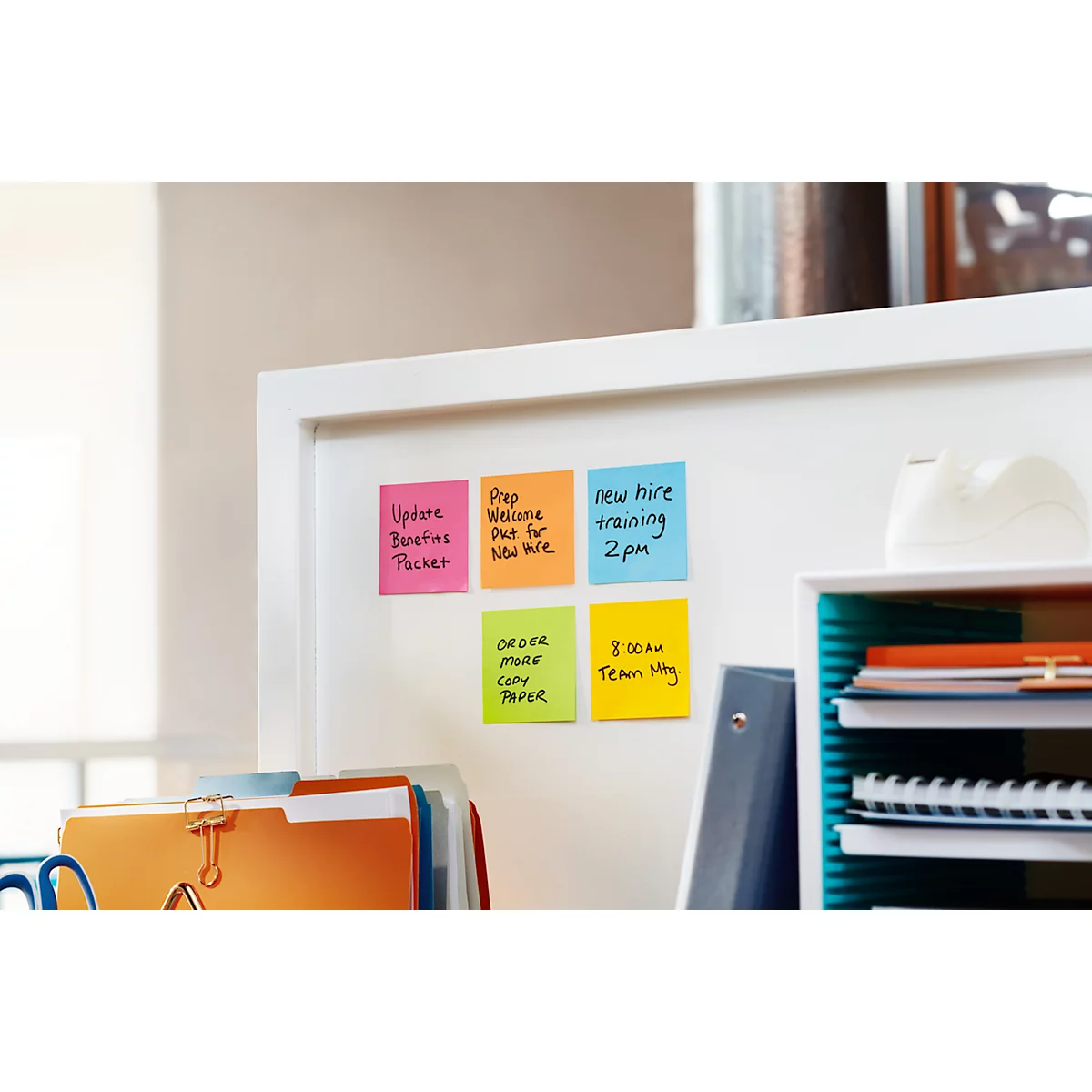 Des post-it avec des notes, telles que "formation nouveaux embauchés 14h". A côté, des classeurs, des stylos et du ruban adhésif.