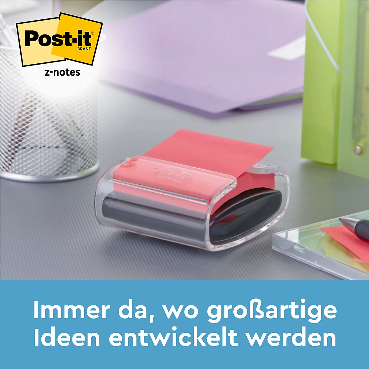 Rode Post-it notes in een transparante dispenser op een bureau, met mappen op de achtergrond. Daaronder staat de tekst: Altijd daar waar geweldige ideeën worden ontwikkeld.