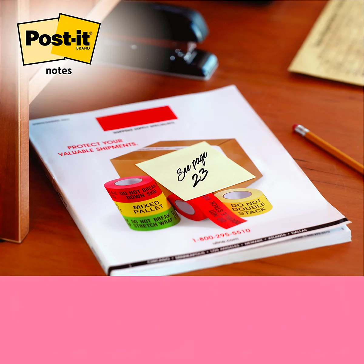 Een notitieblok met prints, plakband en potloden op een tafel.