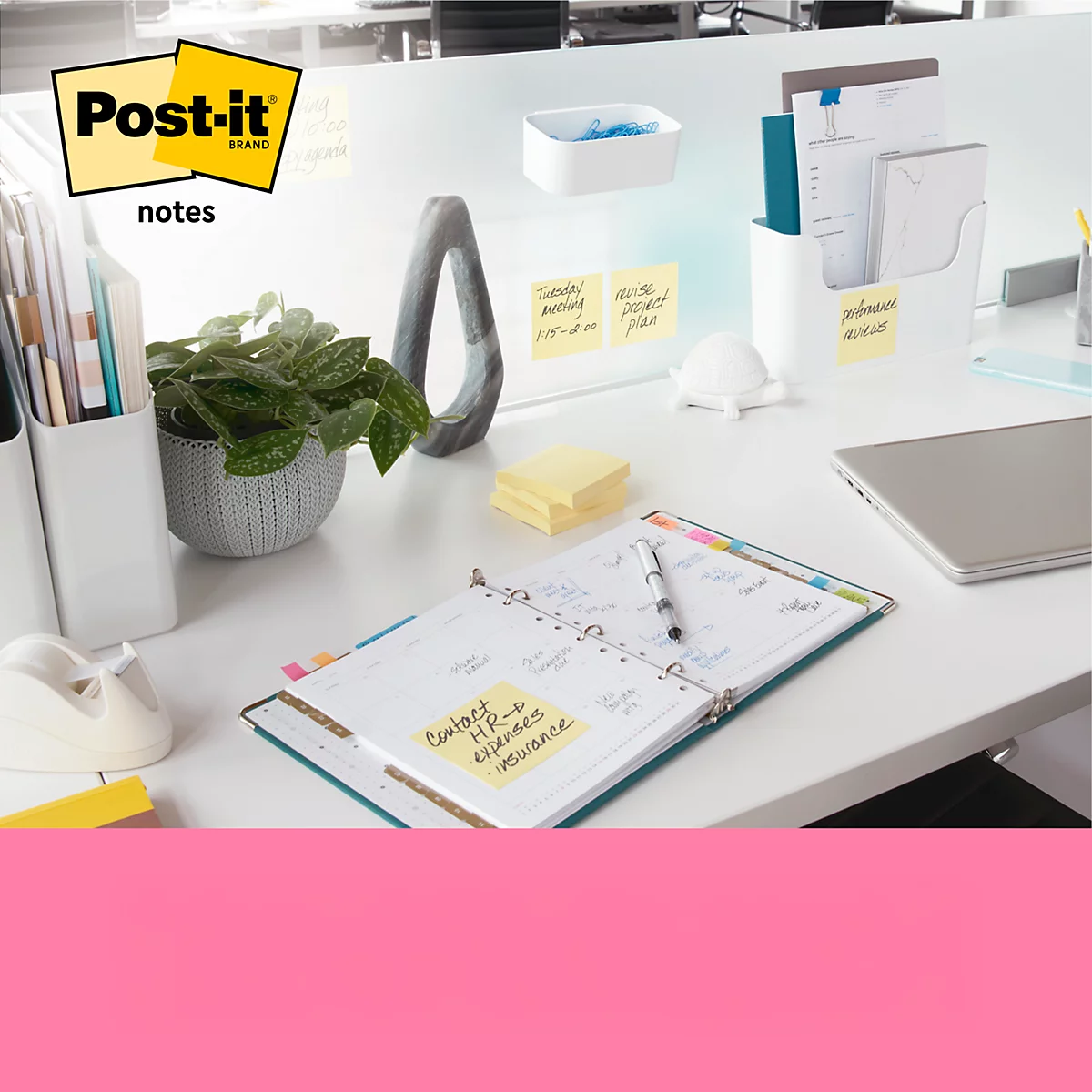 Een bureau met Post-it notes, plakband en documenten. Op een gele Post-it staat: Zie pagina 23. Daaronder een rode tekst: Niet dubbel stapelen.