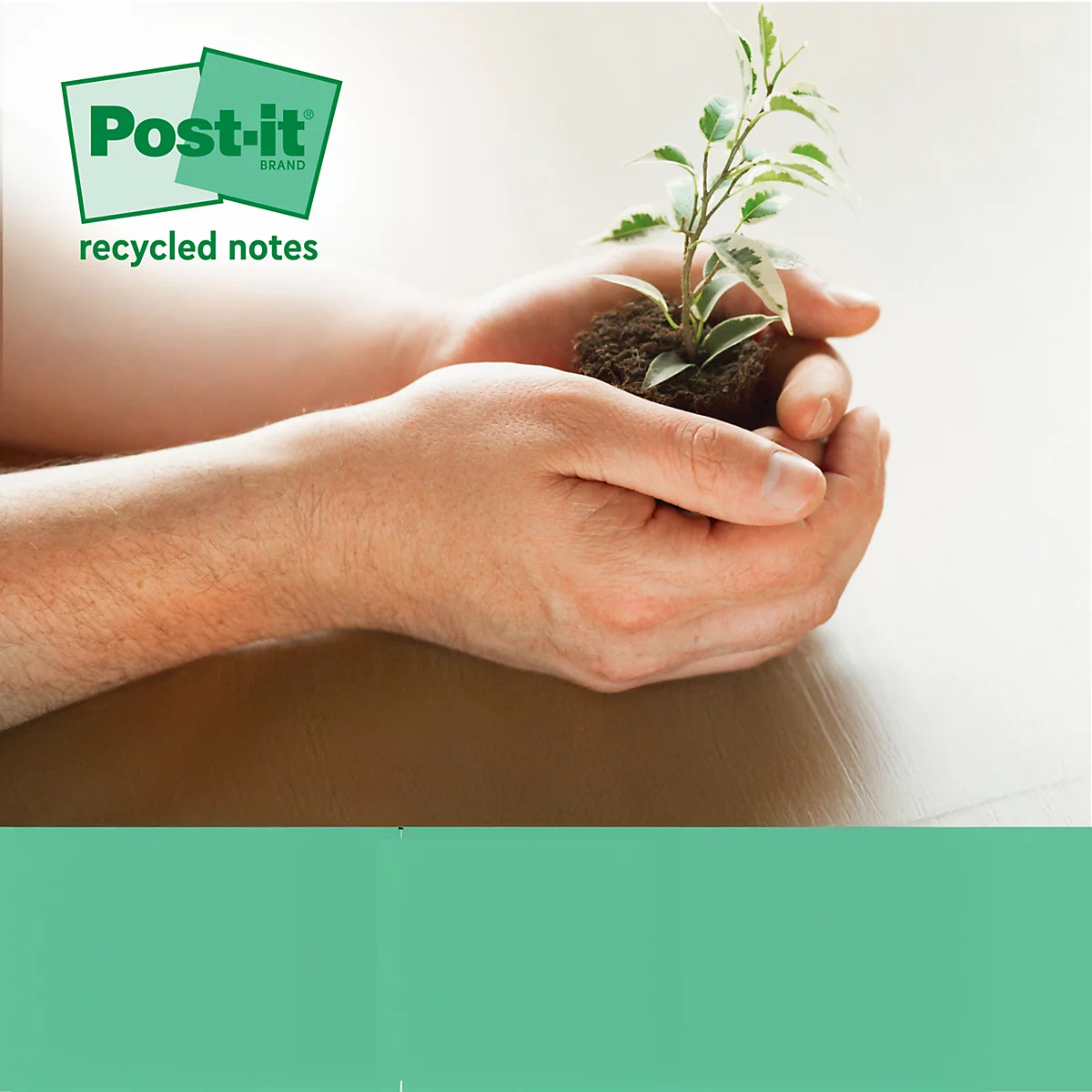 Een standaard met kleurrijke Post-it notes. De standaard heeft een grijze kleur en toont logo's en informatie zoals "100% recycled".