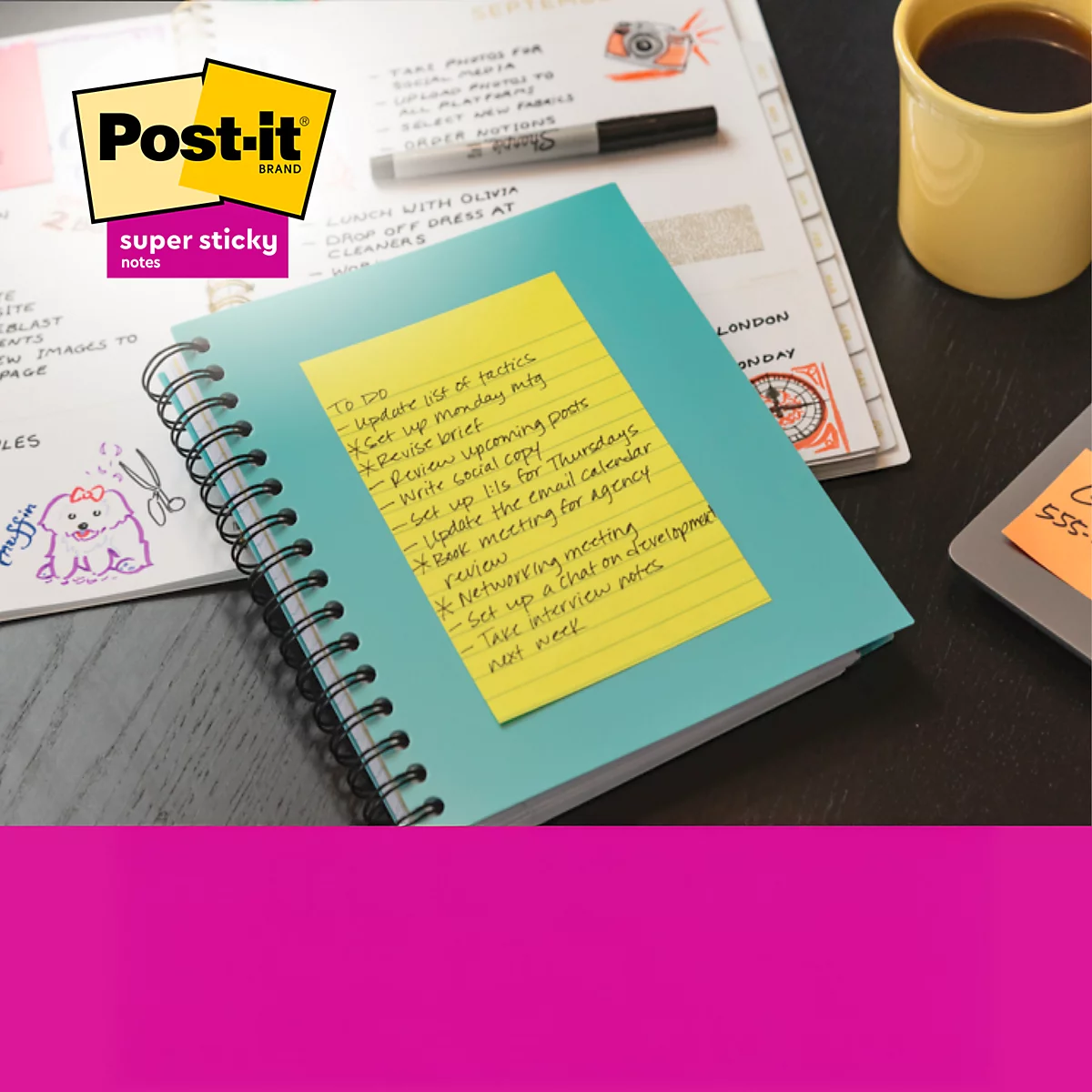 Een gele Post-it-briefje met handgeschreven notities is geplakt op een turquoise notitieboek. Daarnaast een kalender en een gele koffiemok.