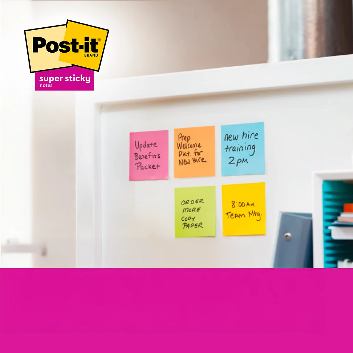 Bureau met Post-it notes en notitieboekjes. Een laptop en pen liggen er ook. De tekst "Plakken steeds weer" is onderaan zichtbaar.