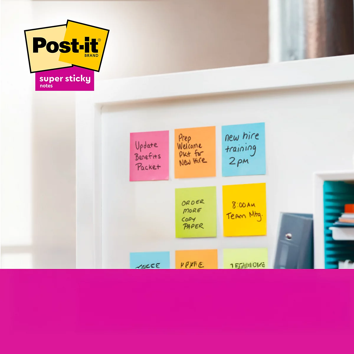 Close-up van Post-it notes op een wit oppervlak. Notities op de notes zijn onder meer "Update Benefits Packet" en "New hire training 2pm".