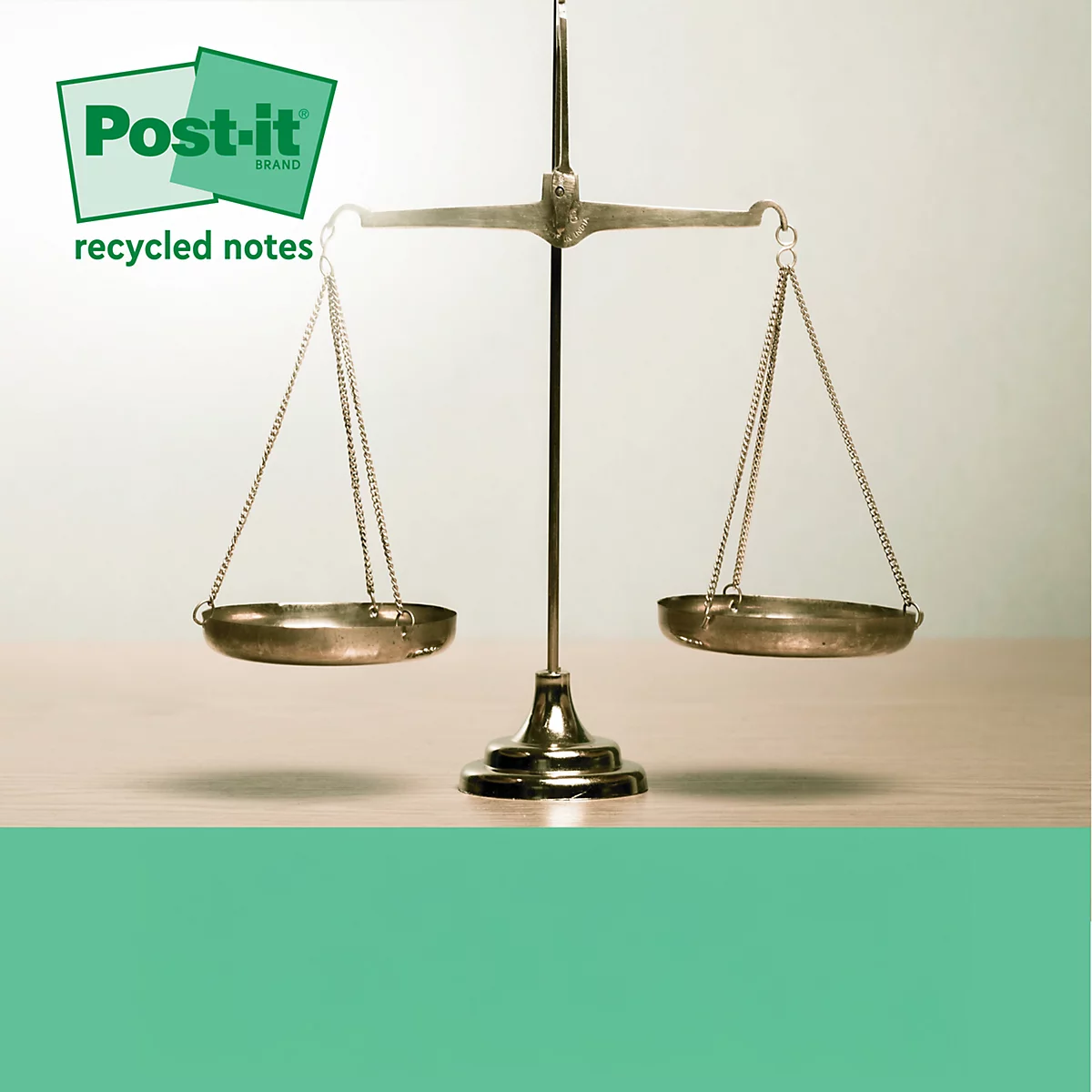 Een doos en een stapel gele Post-it-briefjes. Op de doos staat "Post-it" en "Super Sticky - 100% gerecycled papier".