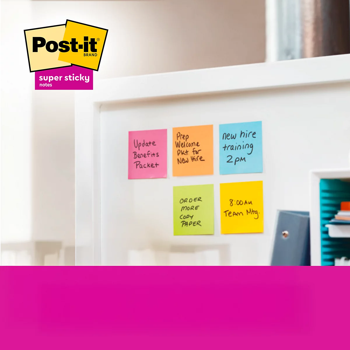Gekleurde Post-it briefjes met handgeschreven aantekeningen op een witte muur. Opmerkingen zijn onder meer: Update voordelen, Bereid welkom voor, Nieuwe aanwerving Training, Bestel meer kopieerpapier, 8:00 AM Team Mtg.