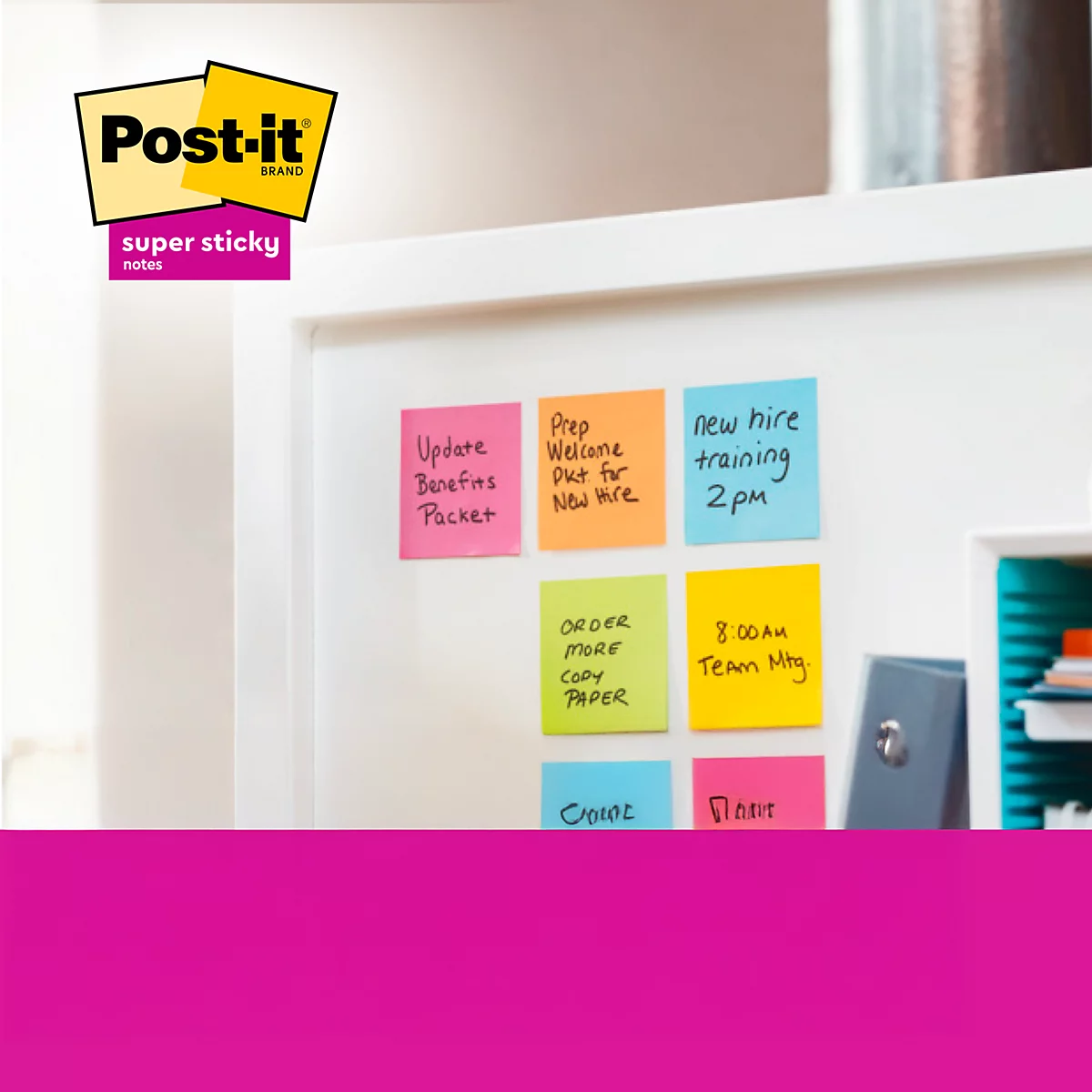 Witte muur met post-its. Post-it logo linksboven, tekst onderaan: Dubbele hechtkracht.