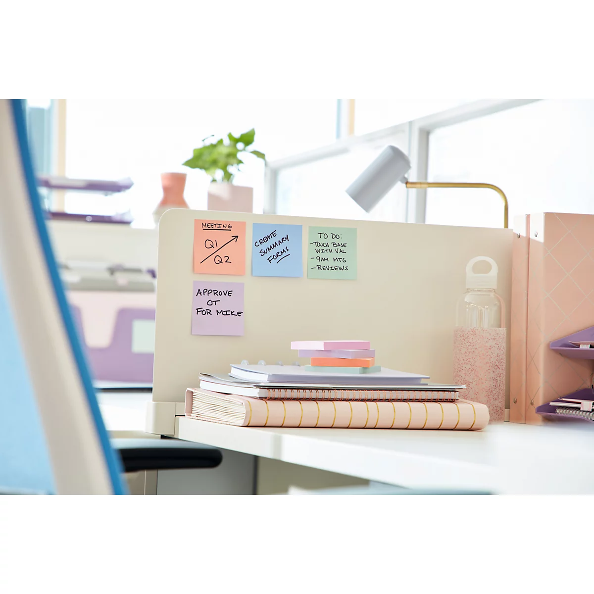 Bureau met notities, notitieboekjes en een lamp. Post-its met: Q1 Q2, Create Summary Report, To Do, Approve OT for Mike.
