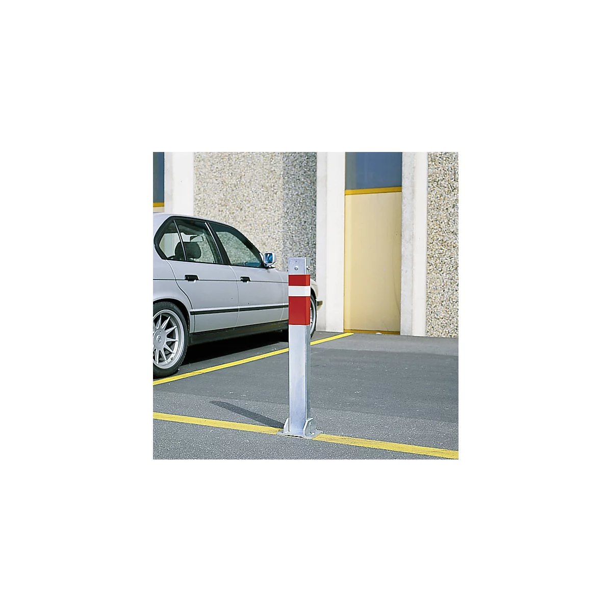 Poteau de balisage, rabattable, avec serrure à cylindre, fermeture individuelle