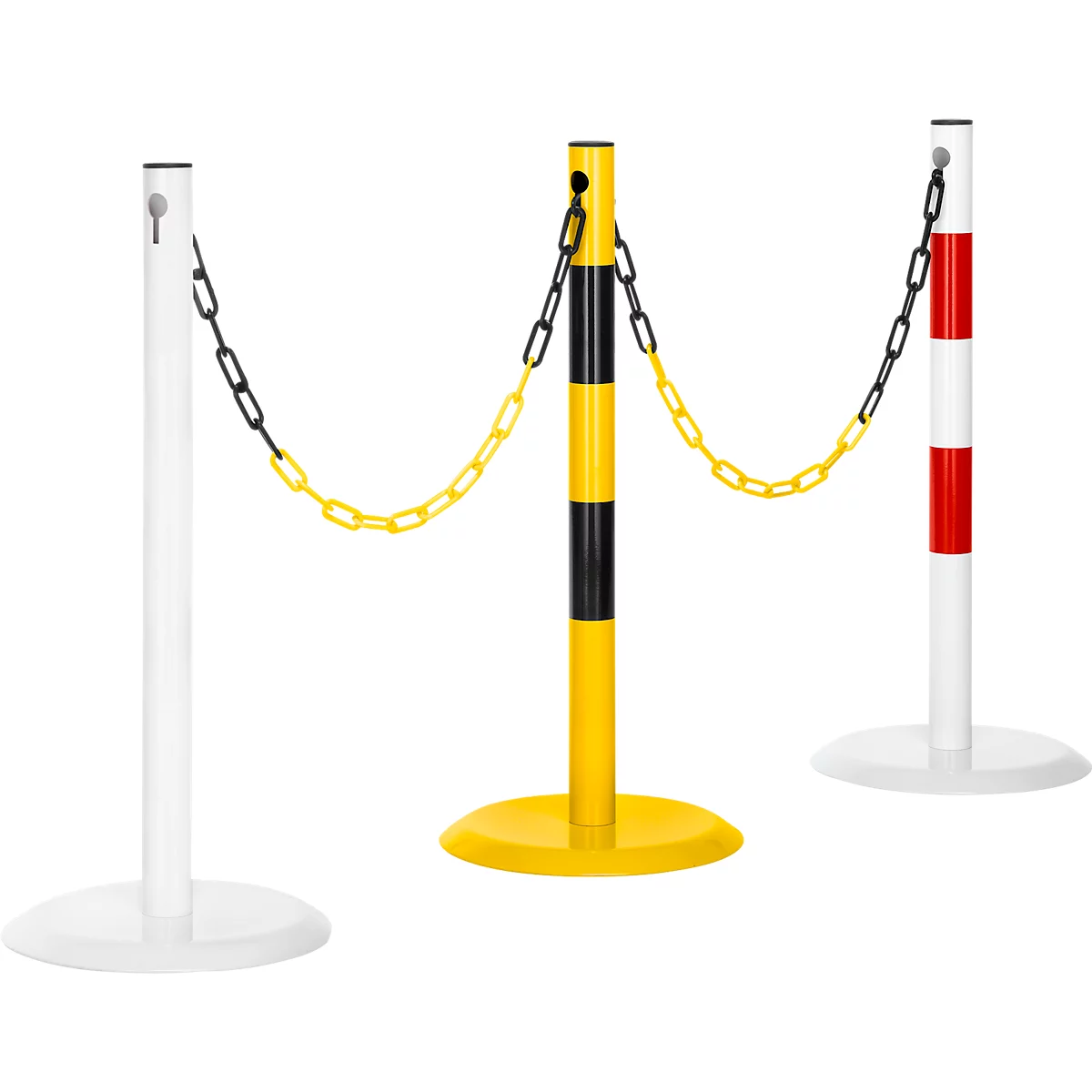 Trois poteaux de barrière avec des chaînes, en blanc, jaune-noir et rouge-blanc. Les poteaux sont posés sur des pieds ronds.