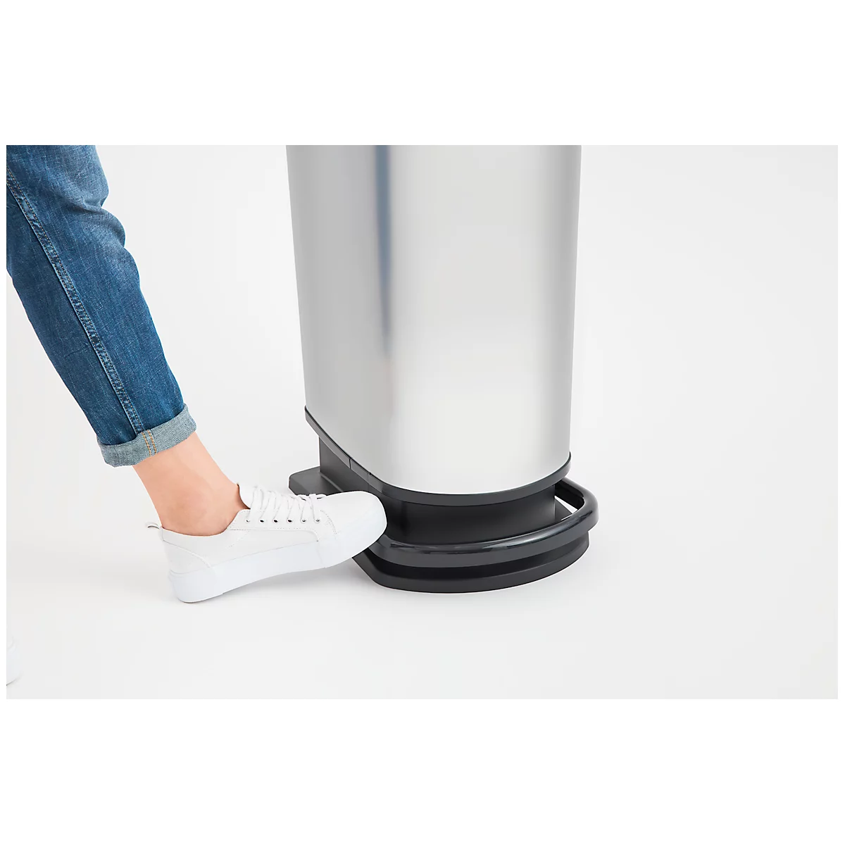 Poubelle à pédale Rotho mono PASO, 50 l, ovale, plastique, argent métallique