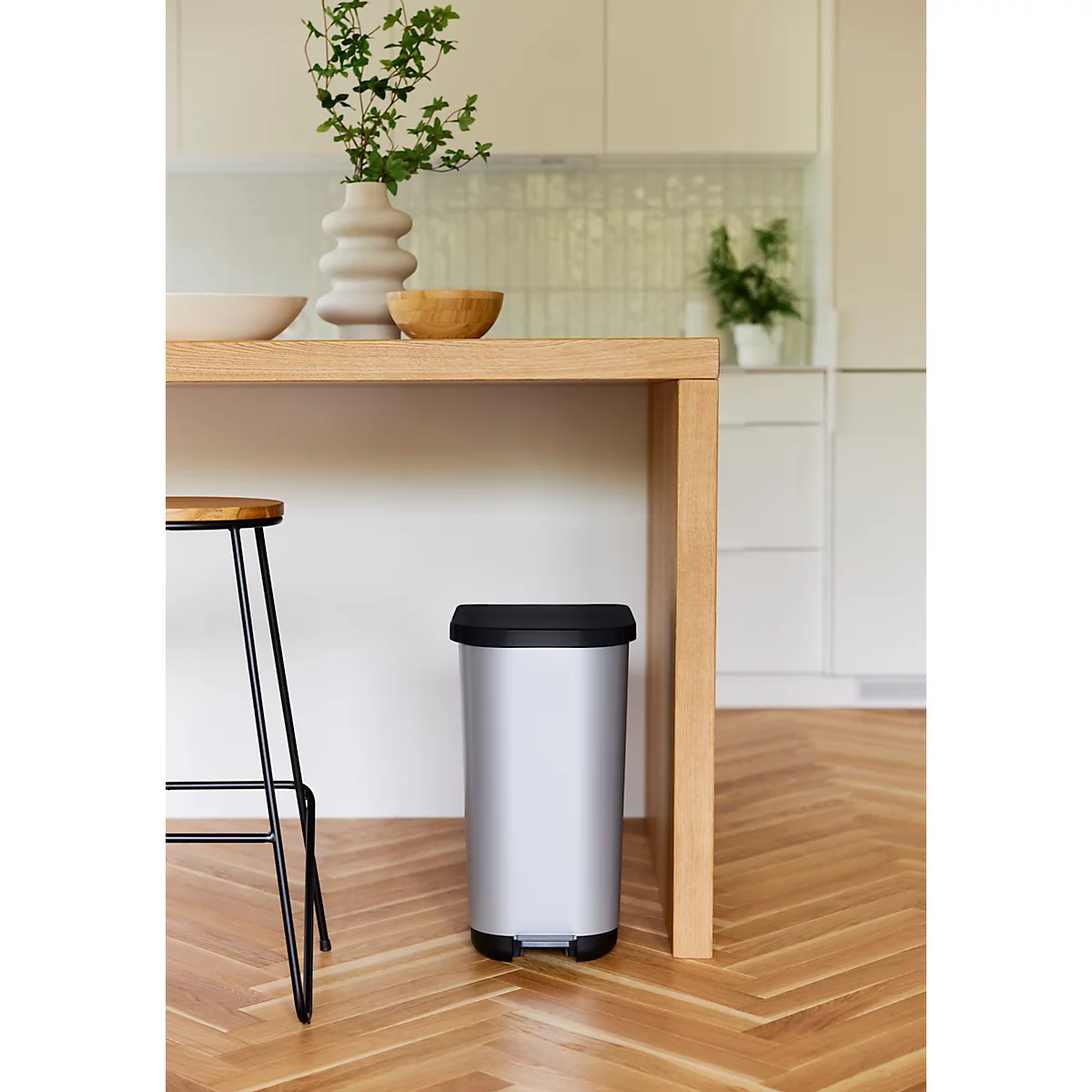 Poubelle à pédale Rotho Ribo, capacité 35 l, avec couvercle et seau intérieur, L 400 x l 285 x H 513 mm, plastique recyclé, argenté