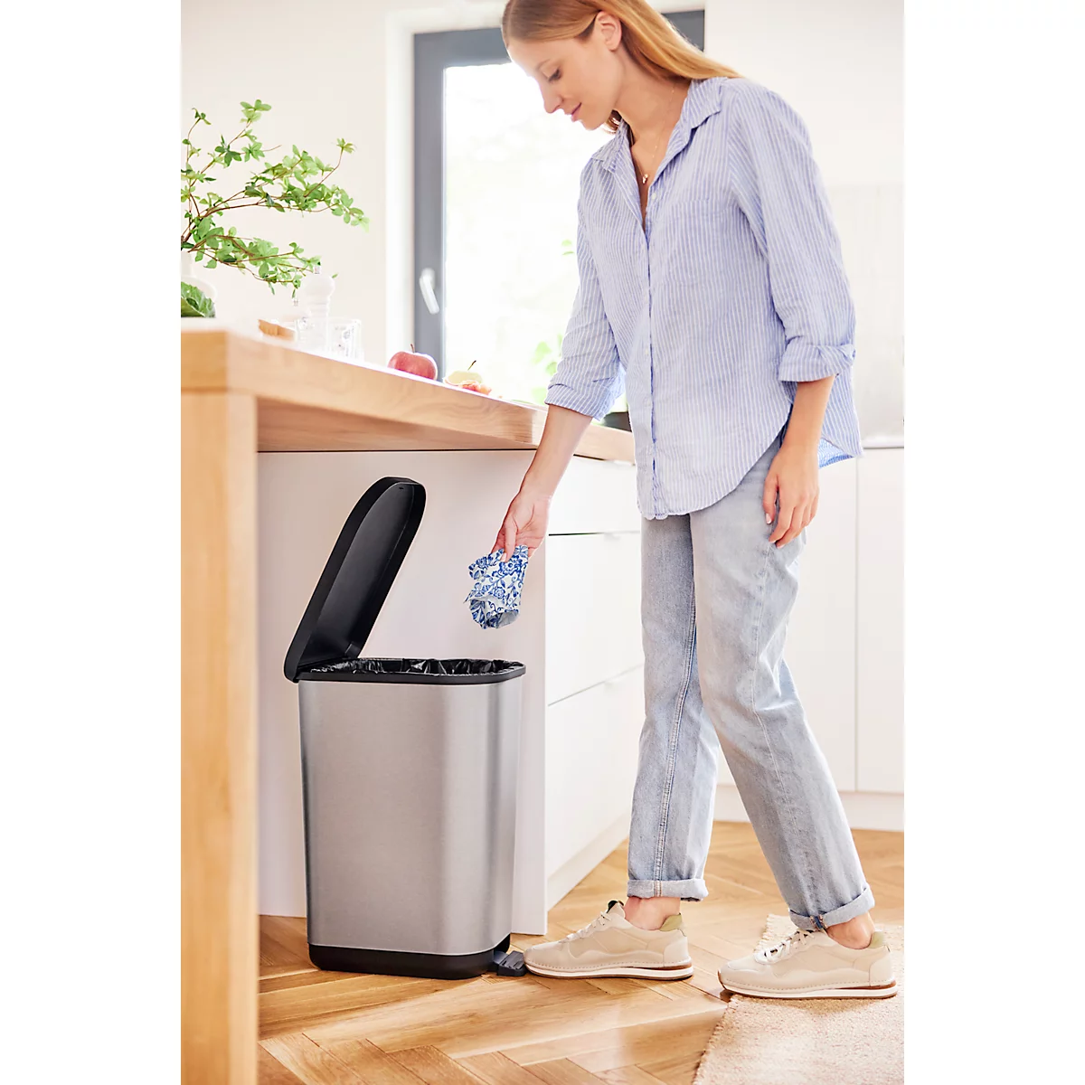 Poubelle à pédale Rotho Ribo, capacité 35 l, avec couvercle et seau intérieur, L 400 x l 285 x H 513 mm, plastique recyclé, argenté