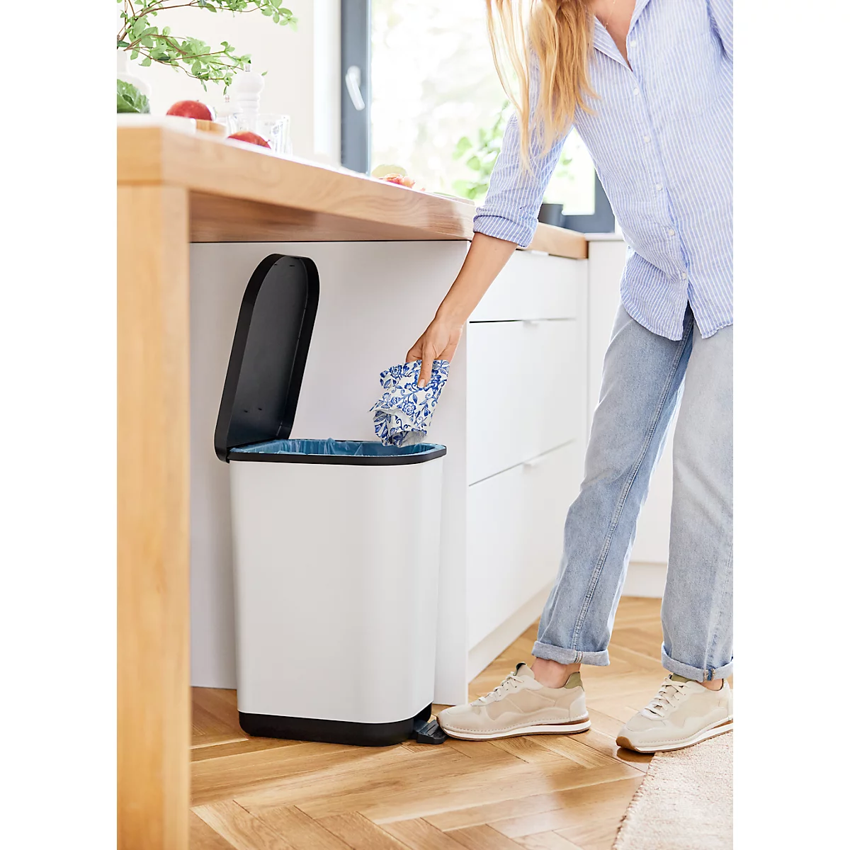 Poubelle à pédale Rotho Ribo, capacité 35 l, avec couvercle et seau intérieur, L 400 x l 285 x H 513 mm, plastique recyclé, blanc