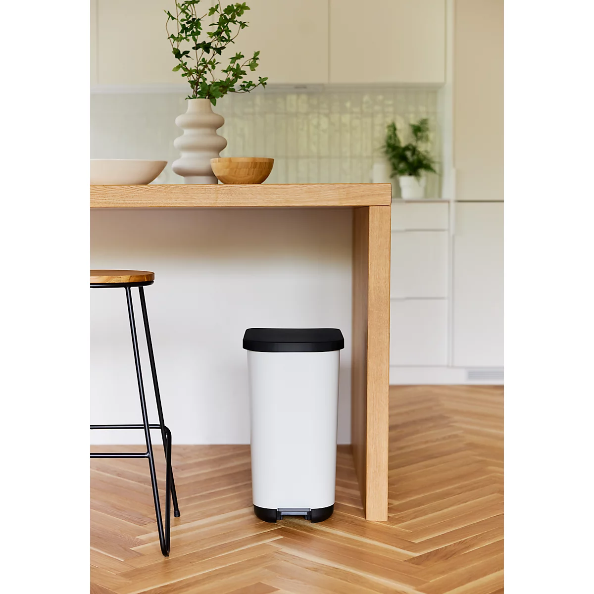 Poubelle à pédale Rotho Ribo, capacité 35 l, avec couvercle et seau intérieur, L 400 x l 285 x H 513 mm, plastique recyclé, blanc