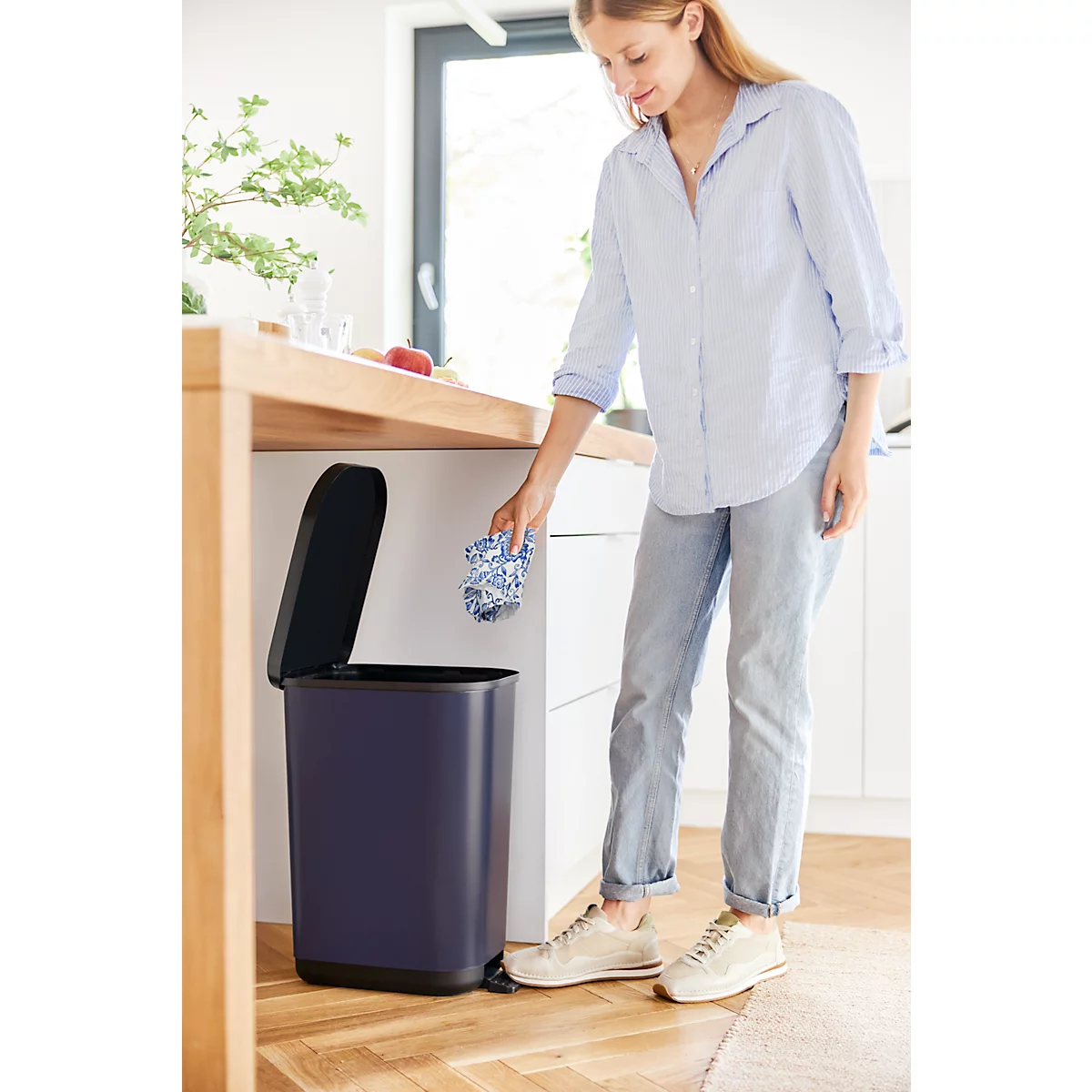 Poubelle à pédale Rotho Ribo, capacité 35 l, avec couvercle et seau intérieur, L 400 x l 285 x H 513 mm, plastique recyclé, bleu