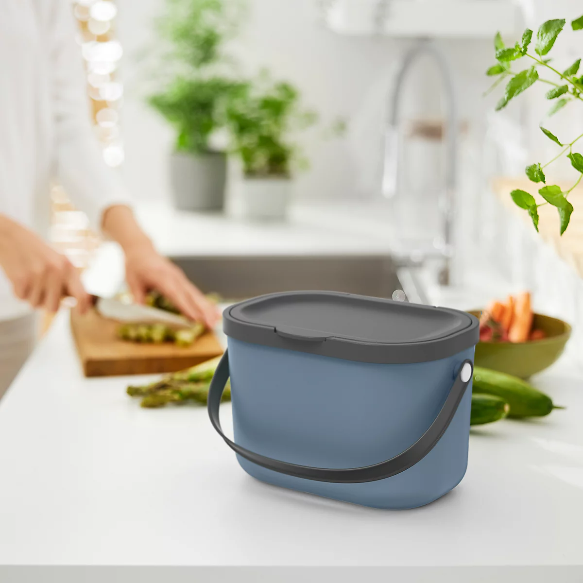 Poubelle bio ALBULA, capacité 3,2 litres, poignée en arceau, plastique recyclé, L 172 x P 222 x H 147 mm, bleu