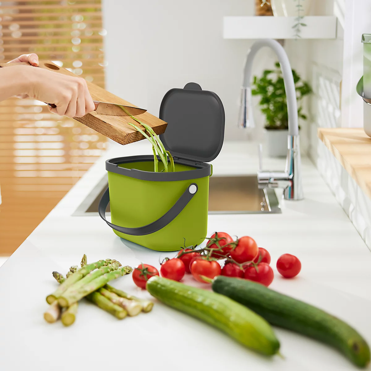 Poubelle bio ALBULA, capacité 3,2 litres, poignée en arceau, plastique recyclé, L 172 x P 222 x H 147 mm, citron vert