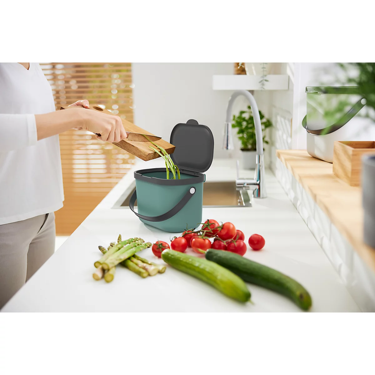 Poubelle bio ALBULA, capacité 3,2 litres, poignée en arceau, plastique recyclé, L 172 x P 222 x H 147 mm, vert