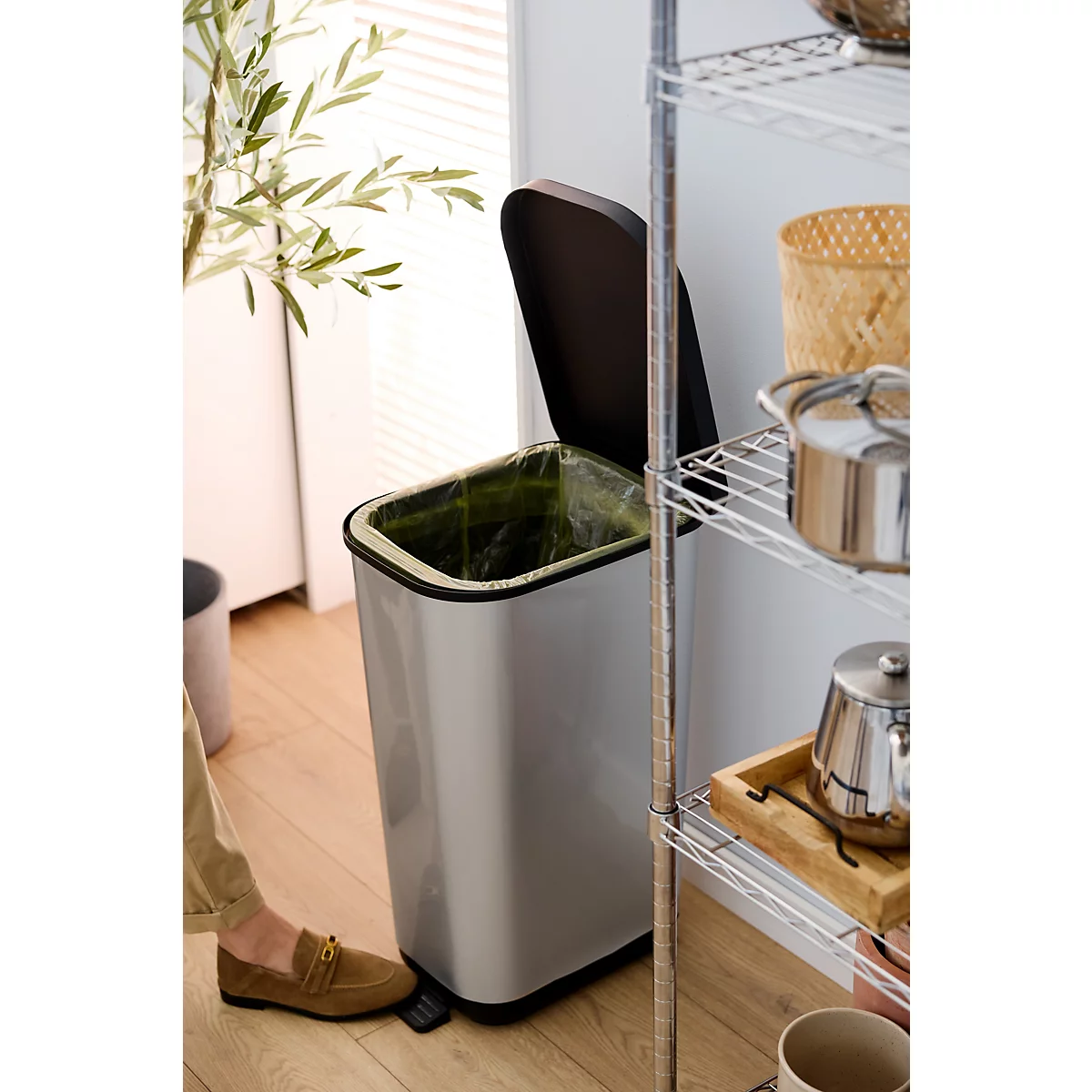 Poubelle grise avec couvercle noir et pédale. Dimensions et volume sont indiqués.